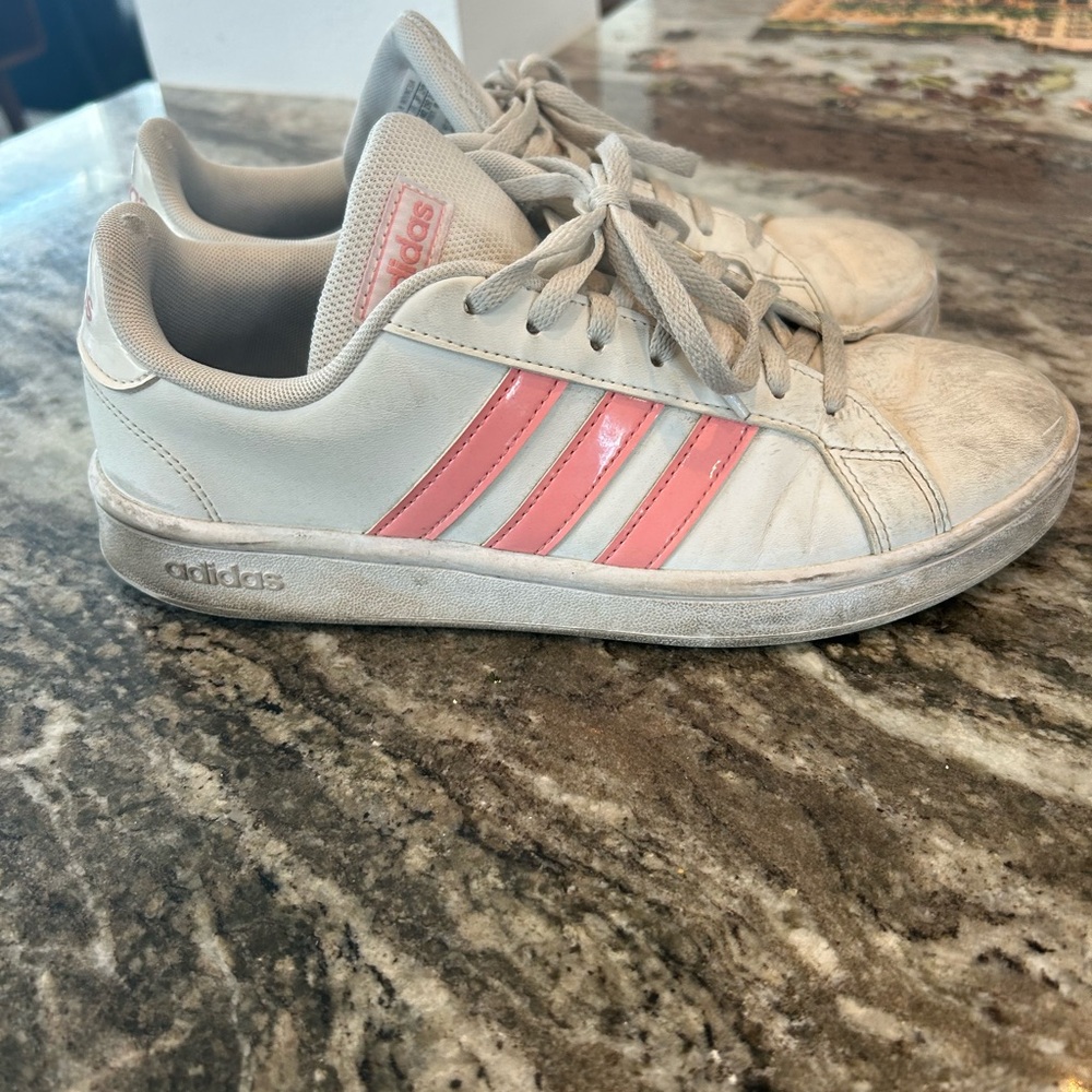 Adidas Women's grand court base Sneakers size 8 have wear need cleaning